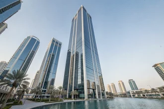 Vue extérieure de l'Almas Tower à Jumeirah Lake Towers Dubai, reflets des tours environnantes sur la façade en verre