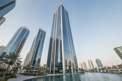 Vue extérieure de l'Almas Tower à Jumeirah Lake Towers Dubai, reflets des tours environnantes sur la façade en verre